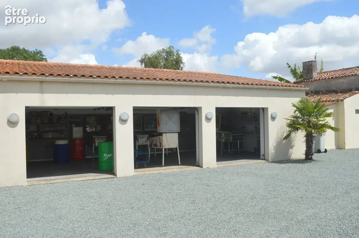 Maison avec piscine, commerces à pied, dépendances et grands garages, proche TGV et plages - photo 8