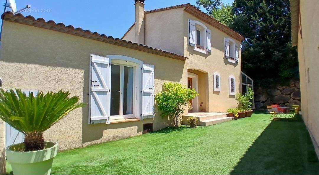 Agréable villa avec 4 chambres et 3 salles et piscine chauffée. - photo 2