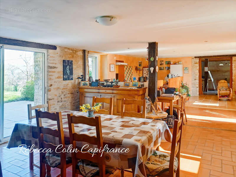 Authentique longère en pierre en Périgord Noir sur un terrain de 2849 m² - photo 3
