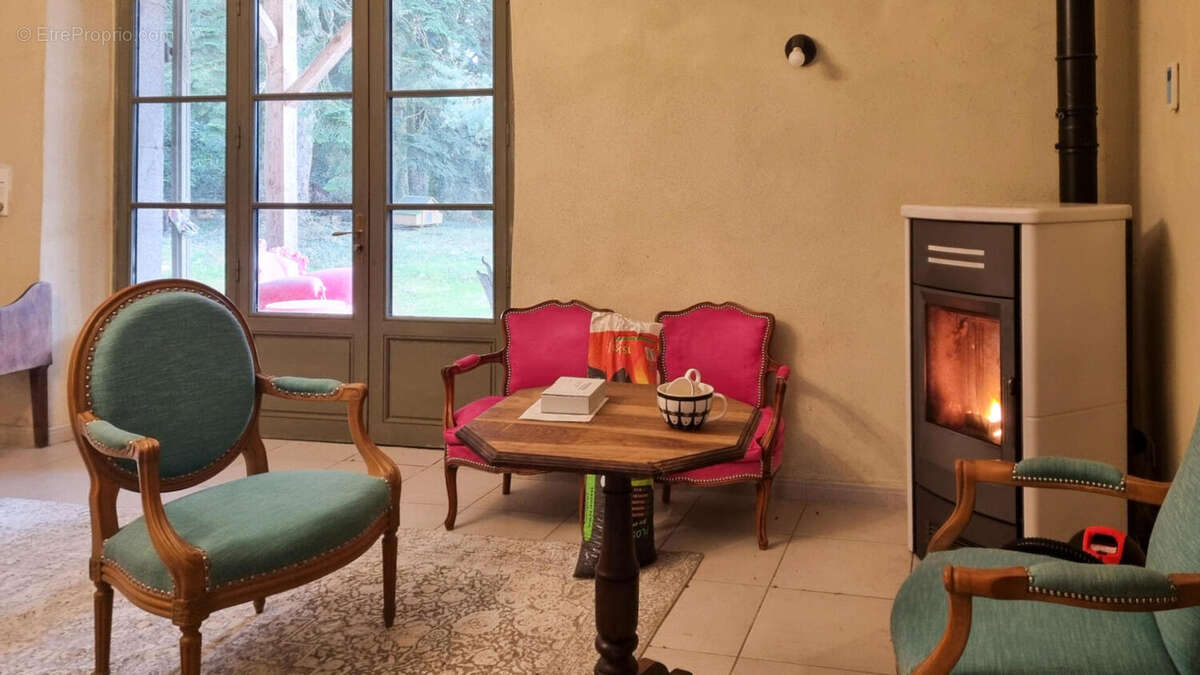 coin salon - Maison à SAISSAC