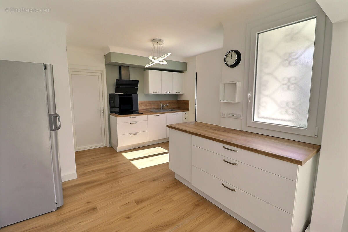 Maison à ENTRAIGUES-SUR-LA-SORGUE