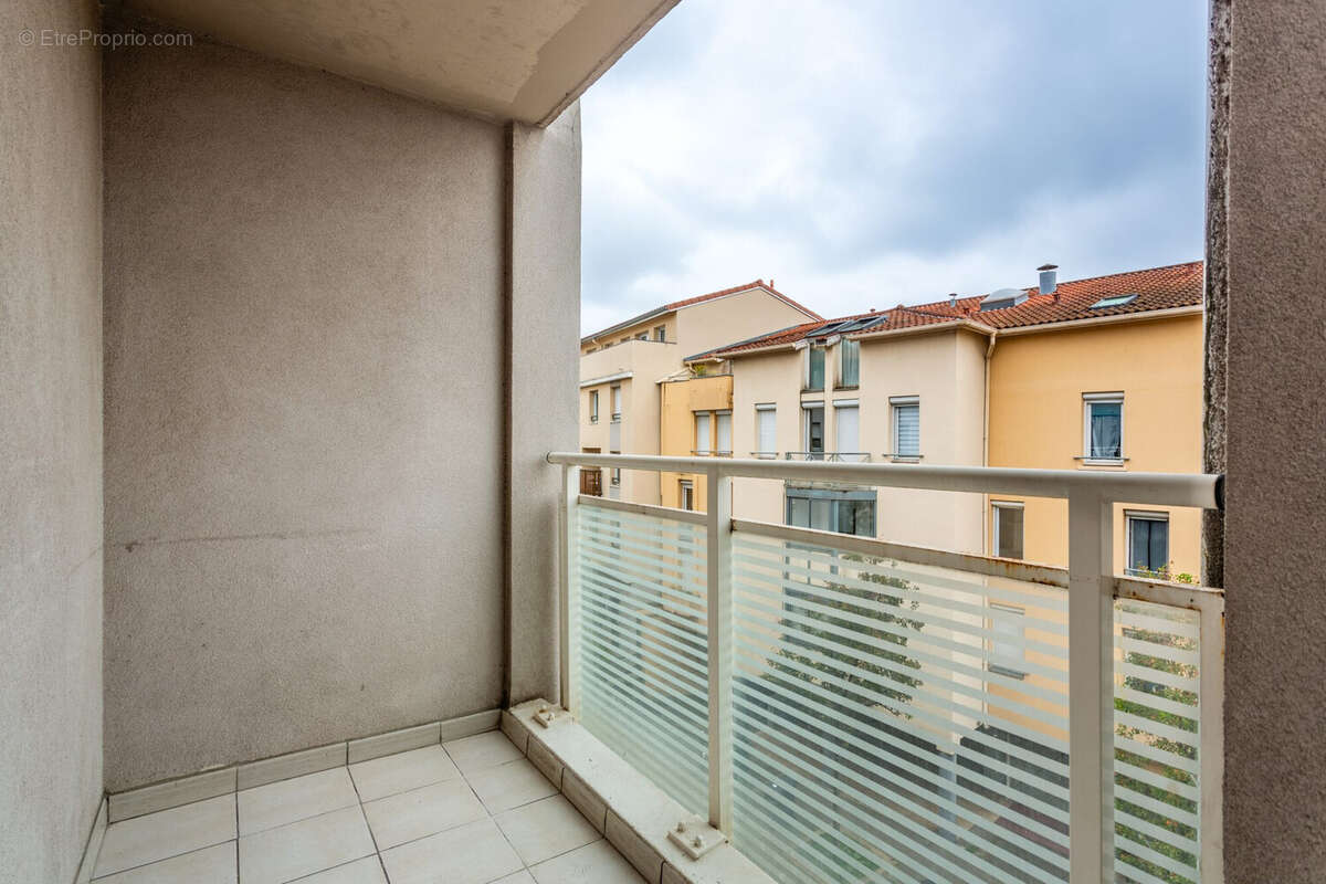 Balcon exposé est, idéal pour les repas d&#039;été - Appartement à FRANCHEVILLE