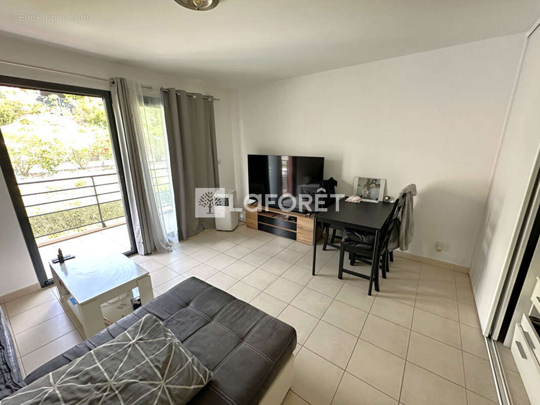 Appartement à SAINT-LAURENT-DU-VAR