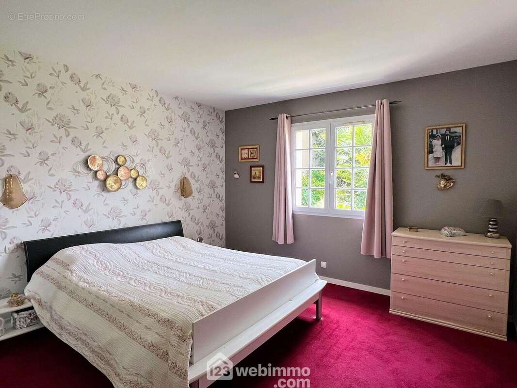 Au RDC, on trouve une première chambre de 13 m² avec placards... - Maison à FENEU