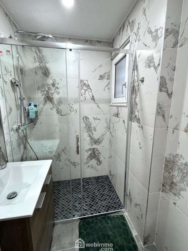 ...avec sa salle d'eau - Maison à SOISY-SUR-SEINE