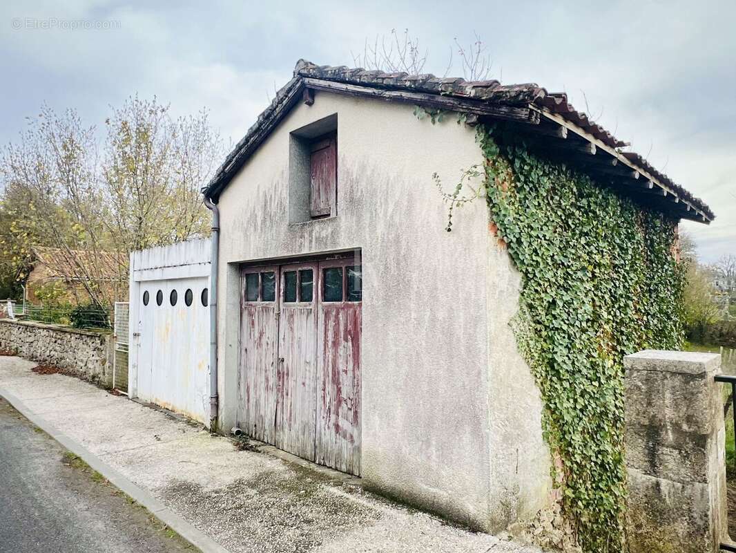 Parking à SAINT-AUVENT