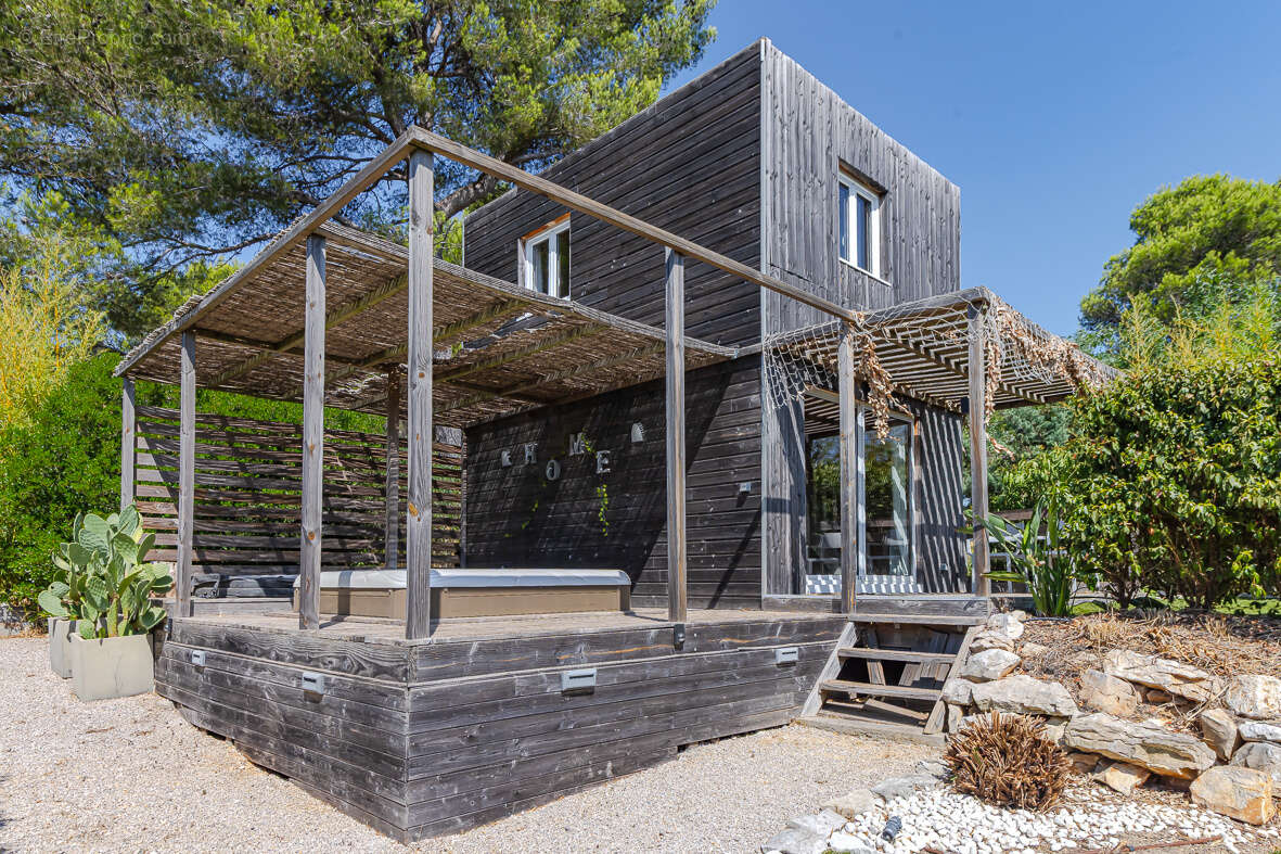 Roquefort-la-Bédoule   Maison de plain-pied sur un terrain de 2 832 m2 avec piscine et dépendances - photo 10