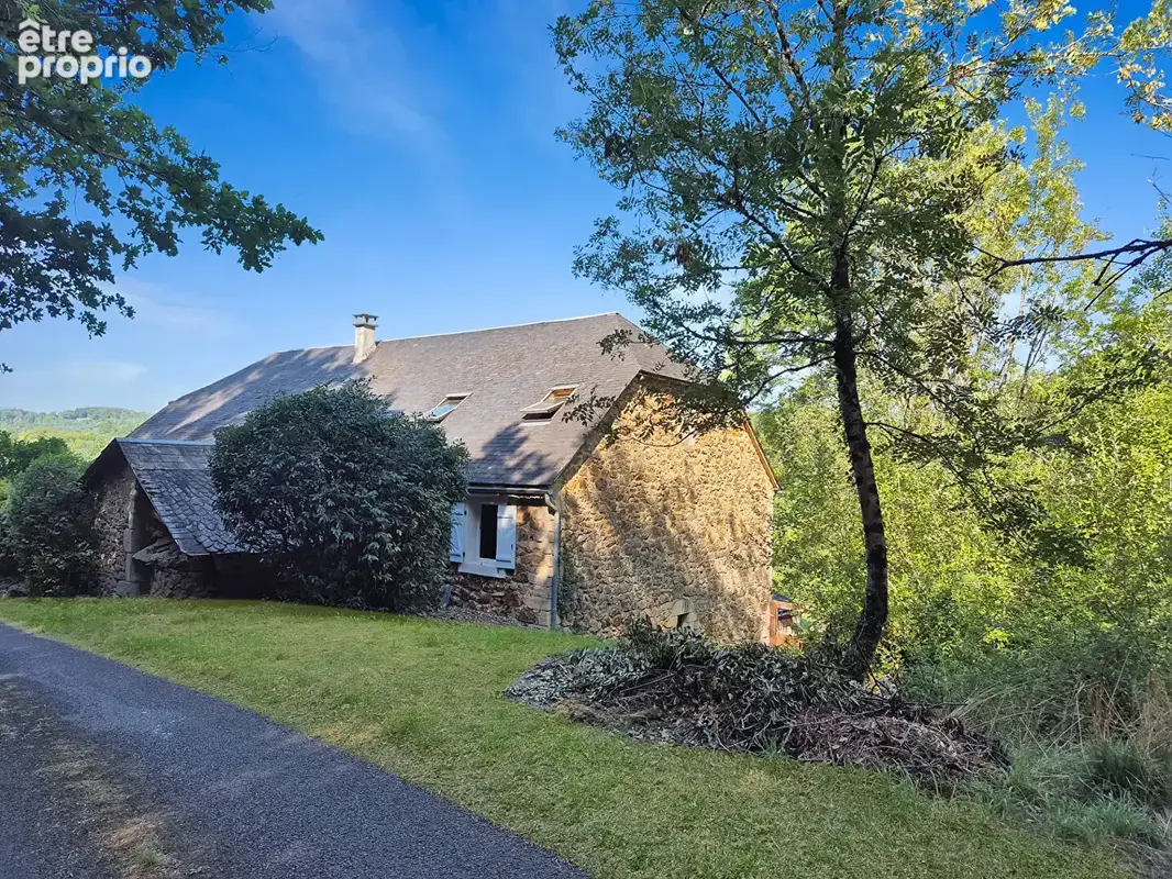CORRÈZE. Près d'ARGENTAT. Magnifique grange en pierre réaménagée comprenant 6 chambres, un four à pain d'origine et un terrain d - photo 3