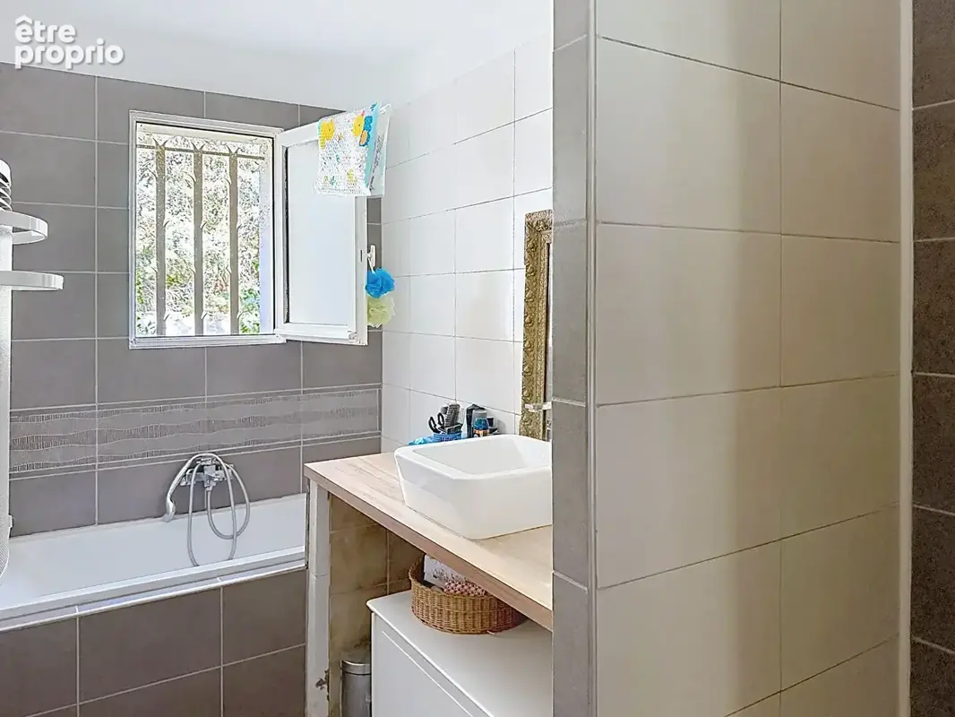 CADENET  Plain-pied, 3 chambres, piscine et terrain de 2 000 m² - photo 8