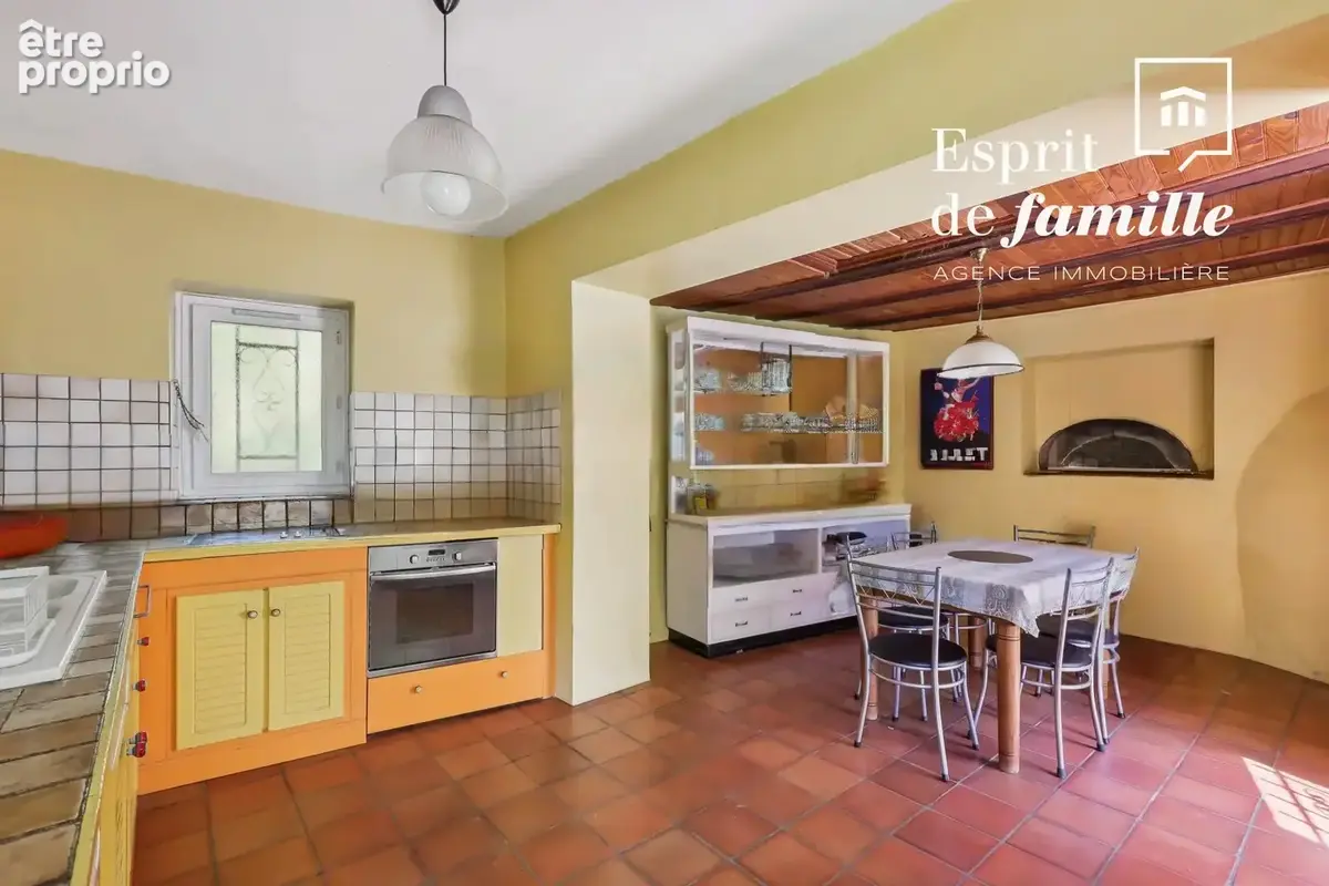 Fontaines-Saint-Martin, propriété au coeur du village 260m2 plus dépendances - photo 10