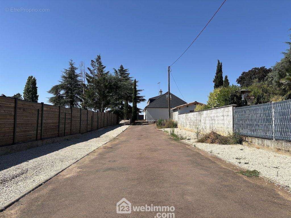 Accessible par une allée en propriété indivise, - Maison à CHASSENEUIL-DU-POITOU