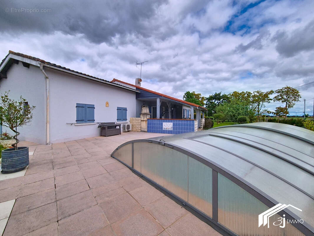 Maison à MONTAIGUT-SUR-SAVE