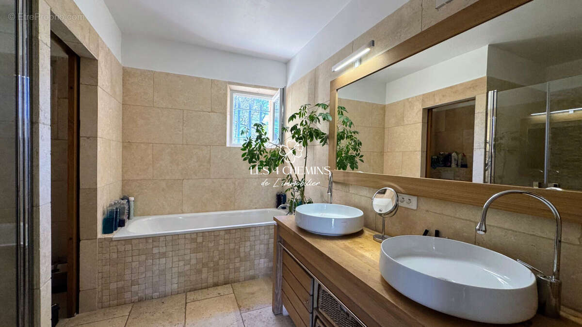 A vendre, belle villa  provençale 7 pièces 270 m2 sur 5000 m2 boisé - photo 13