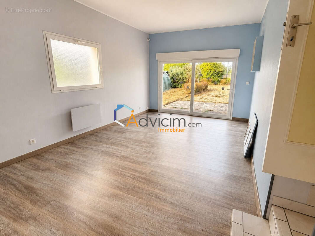Maison 220 m² à Saint-Maurice-Sur-Fessard  - photo 5