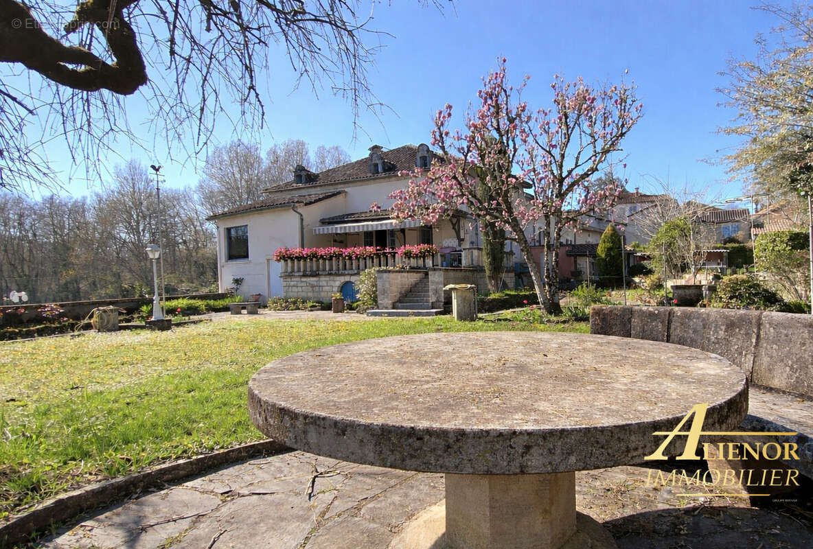 Maison à BOURDEILLES