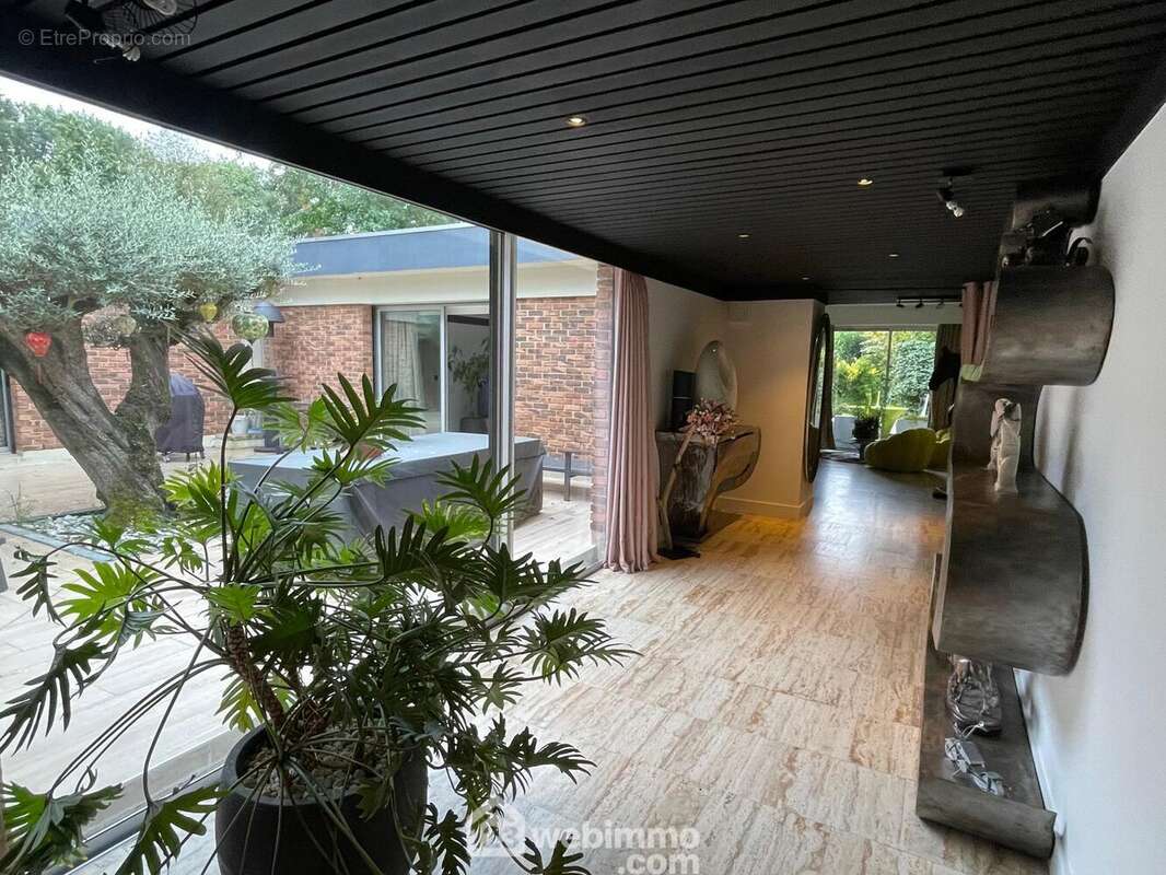 Maison 308 m² à Cuts  - photo 4