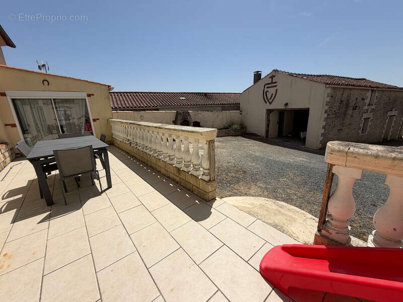 Bessay (85320) au calme charmante maison en pierres renovee 3/4 chambres avec dependances et jardin - photo 8