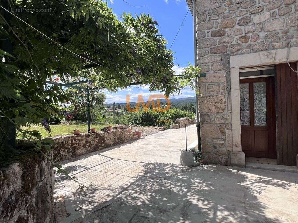 Bâtisse en pierre, fort potentiel - photo 23