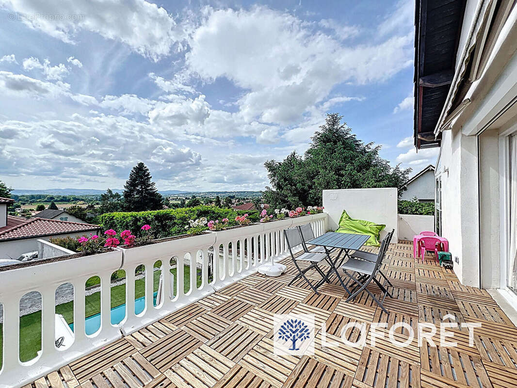 Parcieux, maison familiale avec piscine et vue dégagée - photo 2