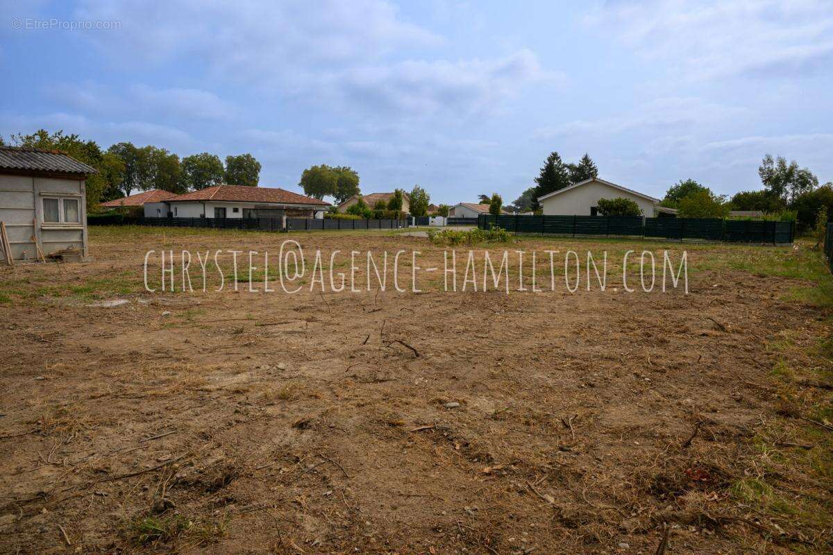Terrain à PORT-DE-LANNE