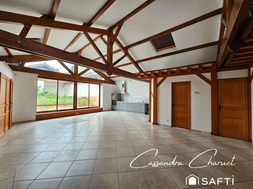 Photo 2 - Commerce à EYZIN-PINET