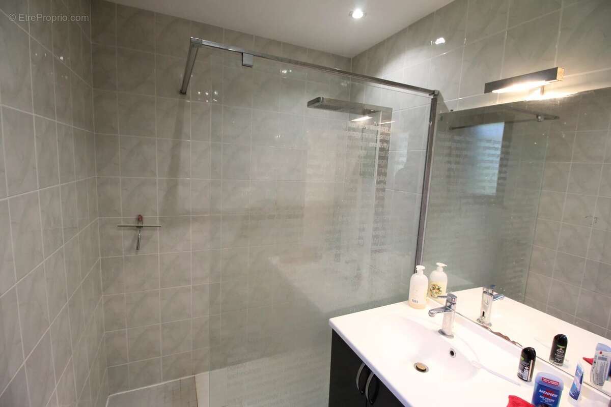 Maison individuelle de trois chambres avec studio d'une chambre, piscine et grand terrain - photo 7