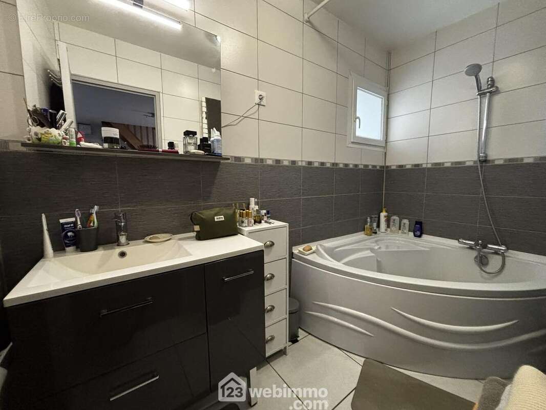 La salle d&#039;eau et le WC indépendant. - Maison à CHATELLERAULT