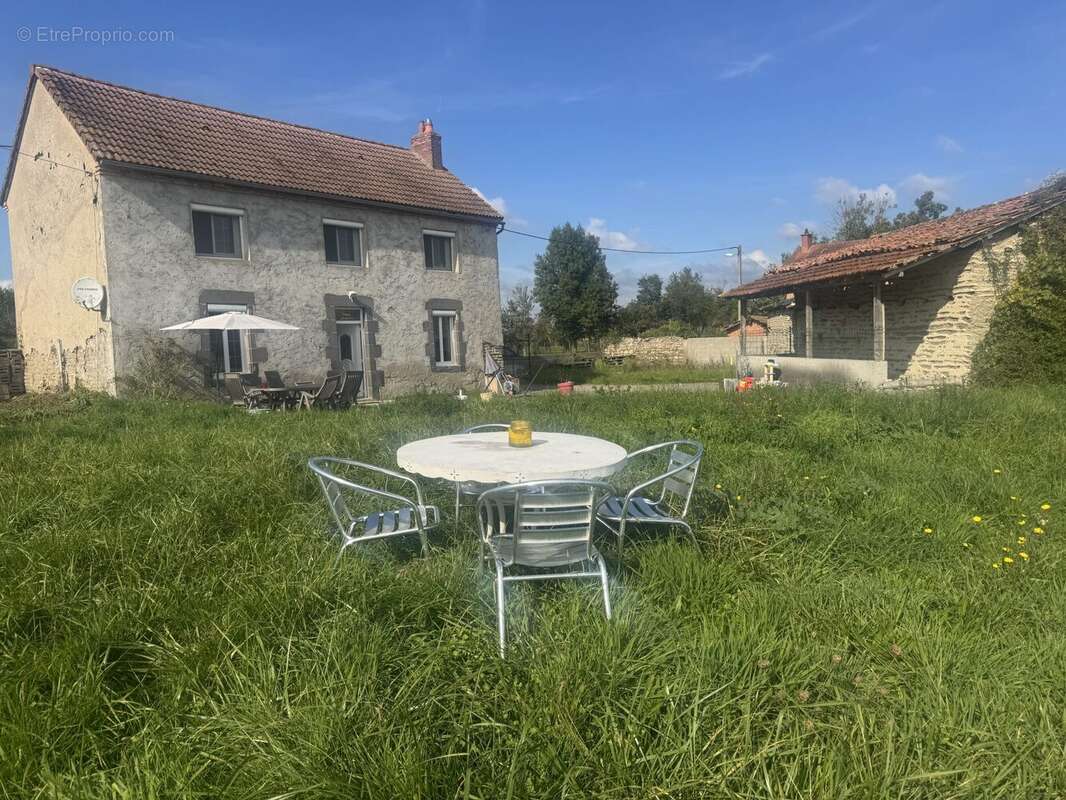 Maison à SAINT-CLEMENT-DE-REGNAT