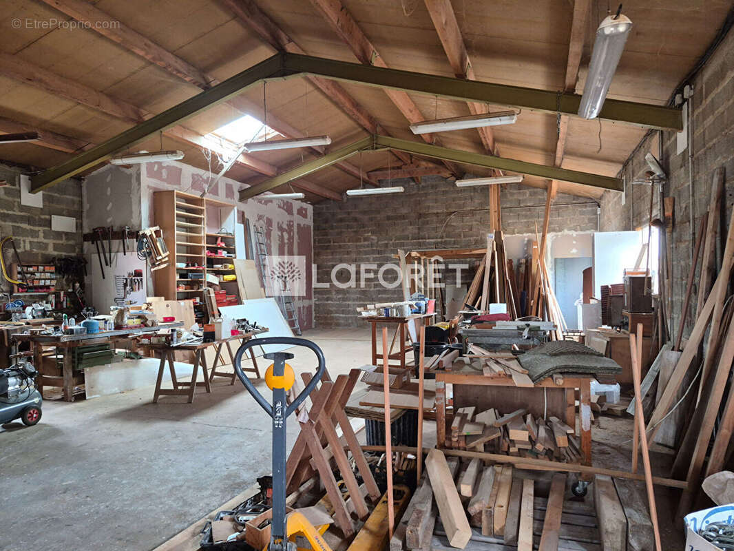 Ensemble immobilier avec maison en pierre, vastes dépendances et jardin. - photo 7