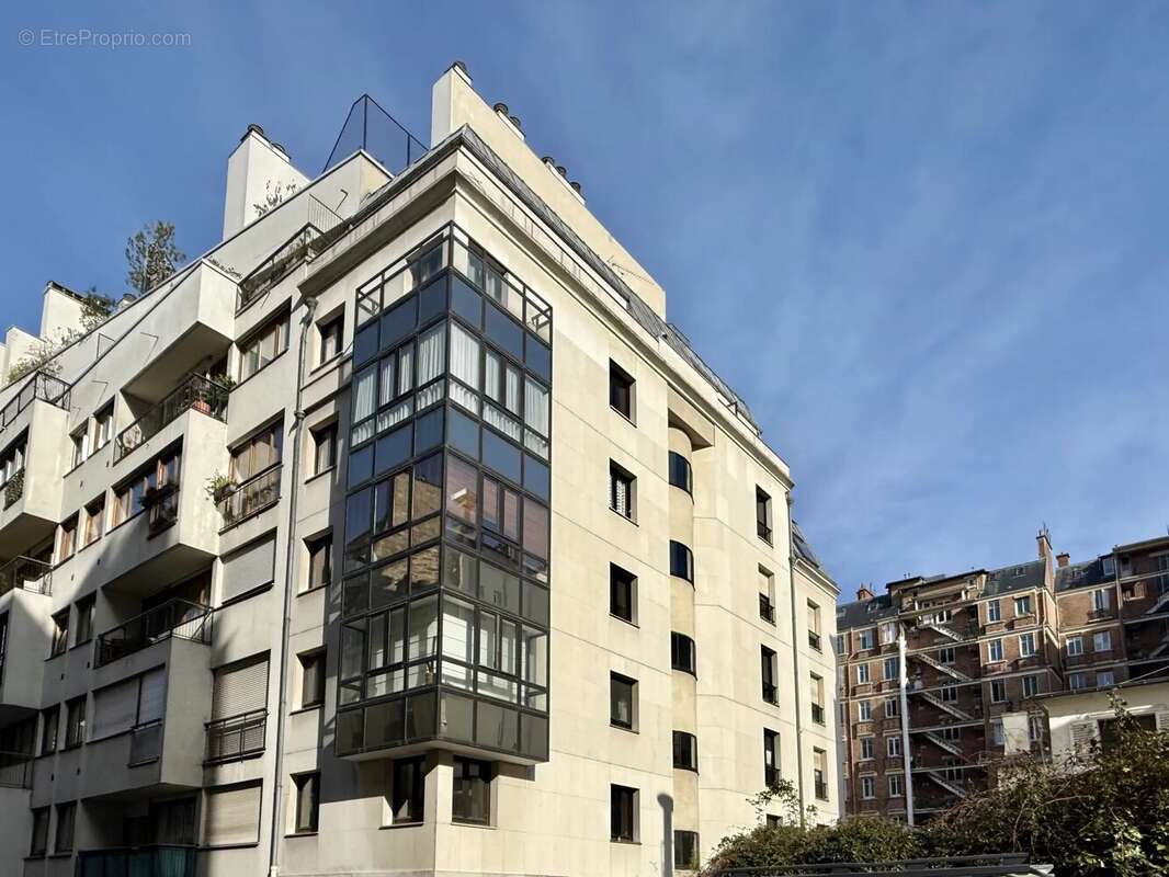 Appartement à PARIS-16E