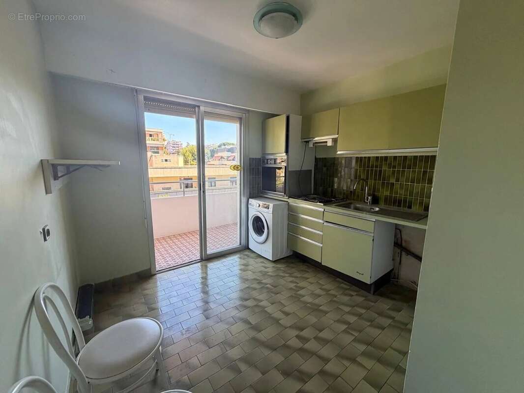 Appartement à SAINT-LAURENT-DU-VAR