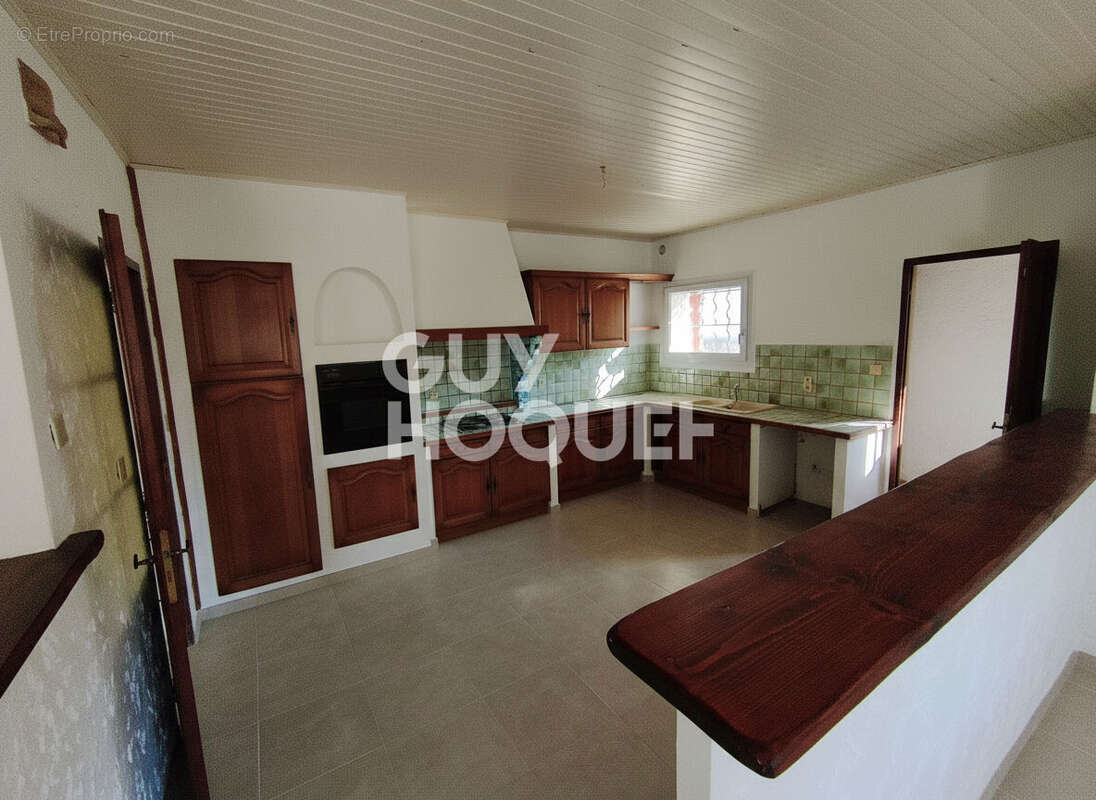 Maison à ENTRAIGUES-SUR-LA-SORGUE