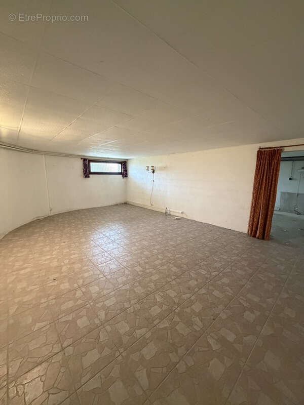 Coup de cœur assuré : Maison de qualité avec fort potentiel sur magnifique terrain de 5800 m2. - photo 15