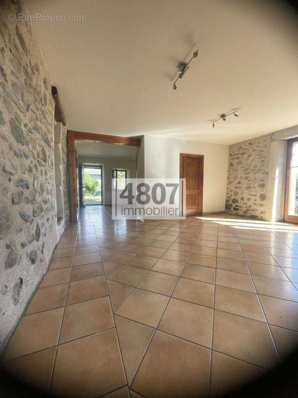CRANVES-SALES   Ferme rénovée avec vue sur les montagnes et - photo 9