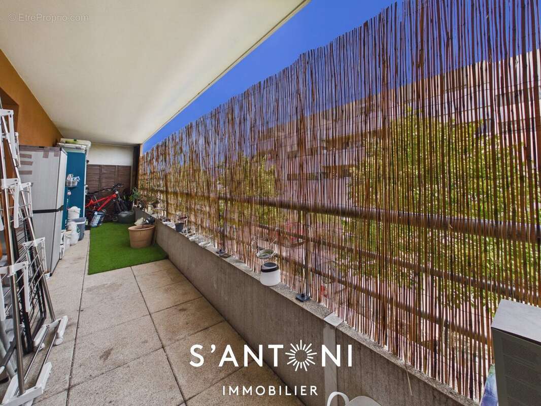 EXCLUSIVITÉ : Le compromis parfait entre intérieur et extérieur appartement de type 2 avec 2 places de stationnements - photo 8