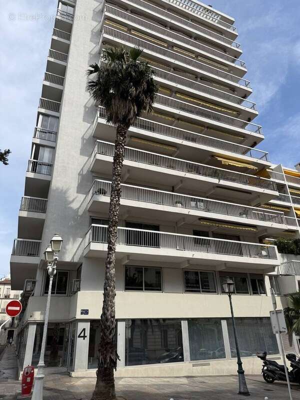 Viager Occupé Toulon Colbert - Appartement F4 80m² Terrasse - Bouquet 182 000€ Rente 1000€ - Femme de 89 ans - photo 3