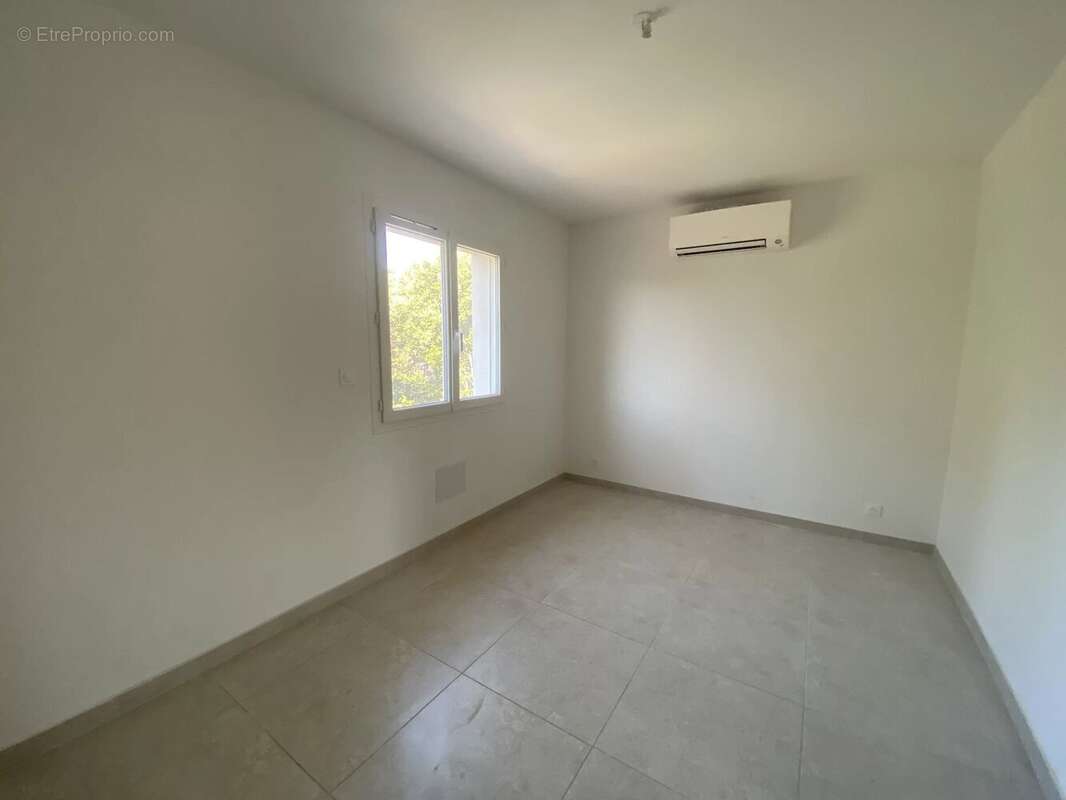 Villa de type 4 neuve sur 1988 m² de terrain clos à Saint-Maximin - photo 4