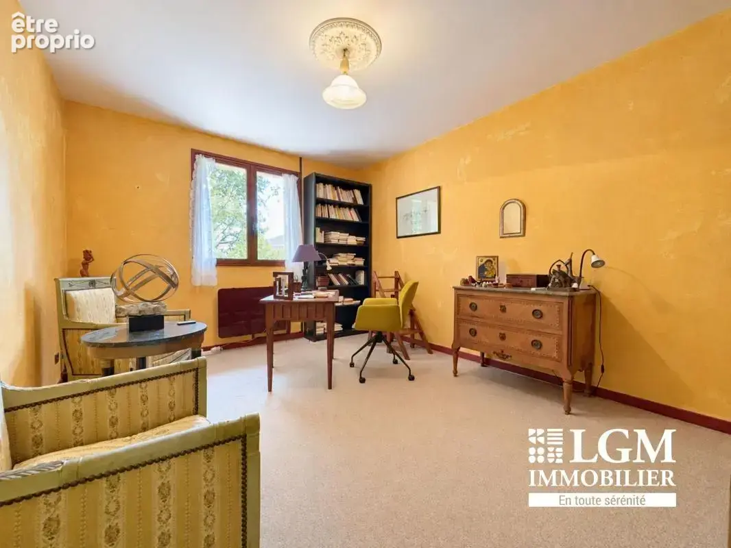 Maison familiale 155 m² – 4 chambres, terrain arboré et double accès proche du centre-ville - photo 8