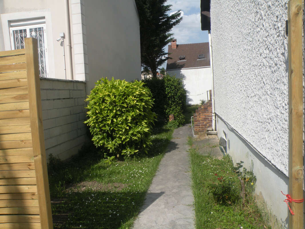 DRANCY LES OISEAUX - Maison 5 pièces 3 chambres- Sous-Sol total-Combles-Garage- Jardin-Terrasse - photo 14