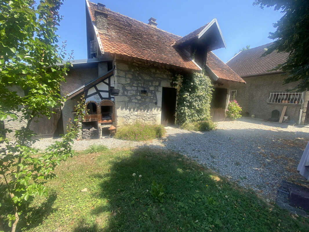 Maison de caractère avec dépendances sur un terrain paysagé de 1 146 m2 - photo 4