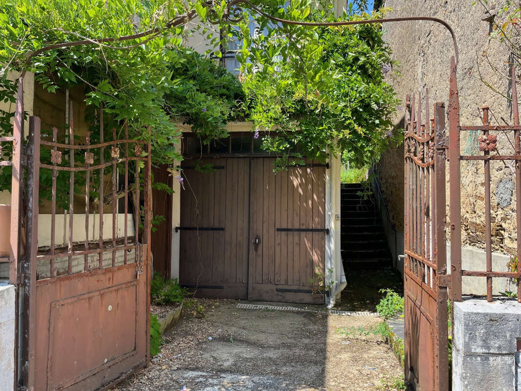 Coussac Bonneval Proche commerces, maison 5 pièces à rénover, garage et jardin. - photo 2