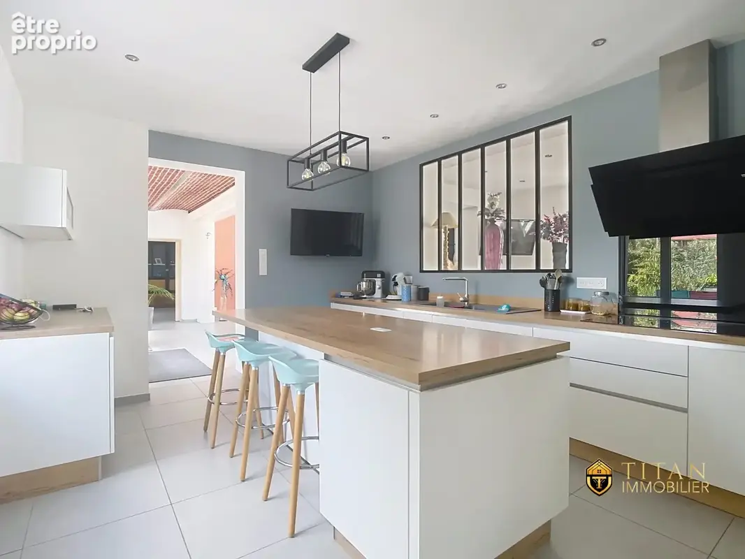EXCLUSIVITÉ - Maison de caractère  210 m²  3 chambres, 2 garages  Sainte-Marie-Kerque - Titan Immobilier