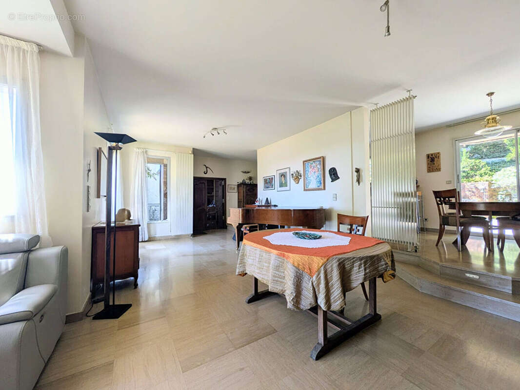 Maison d'architecte familiale de 170 m² avec jardin, terrasses et double garage dans un quartier résidentiel recherché - photo 6
