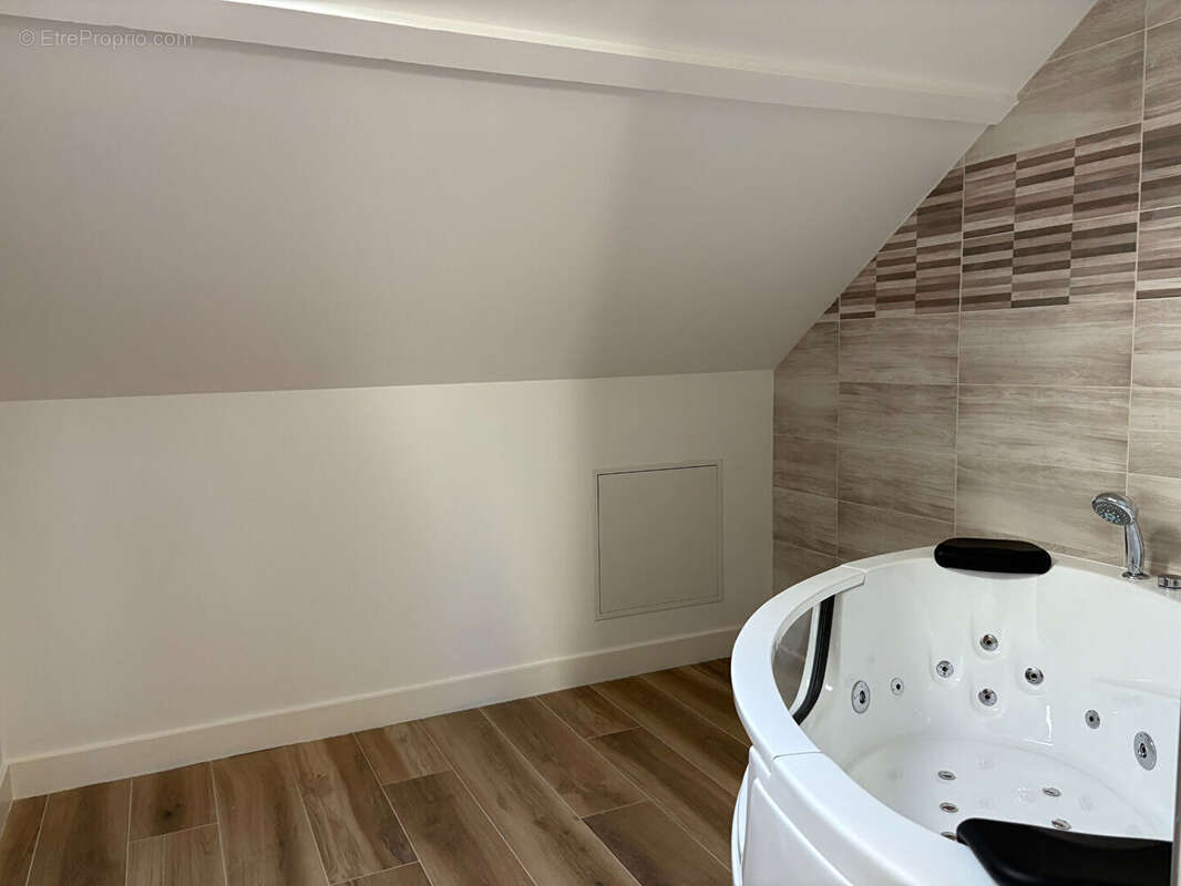 Maison entièrement rénovée de 148 m² au sol (132 m² habitables) au calme d'une impasse avec garage - photo 16