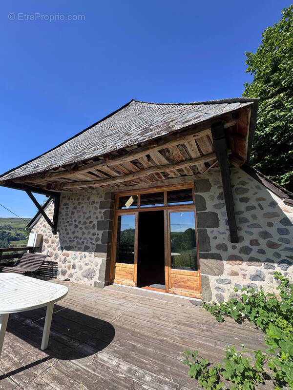 Corps de ferme rénové, 1272 m2 de terrain et jolie vue dégagée Secteur Puy Mary - photo 3