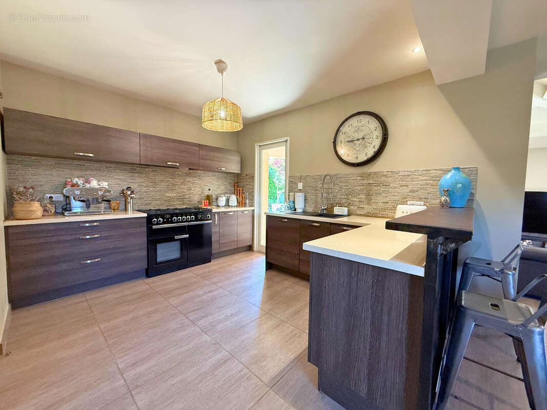 Maison à LE PUY-SAINTE-REPARADE