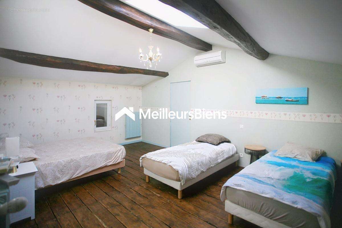 Maison à SAINT-MORILLON