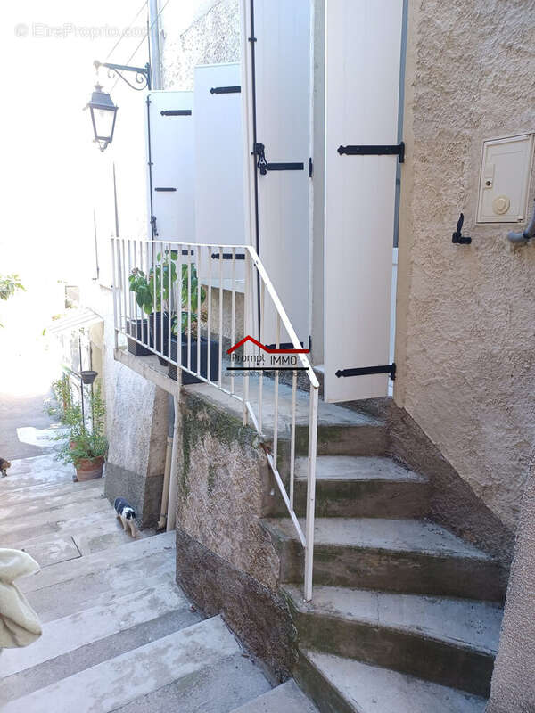 Entrée indépendante 1°étage - Maison à LES MEES