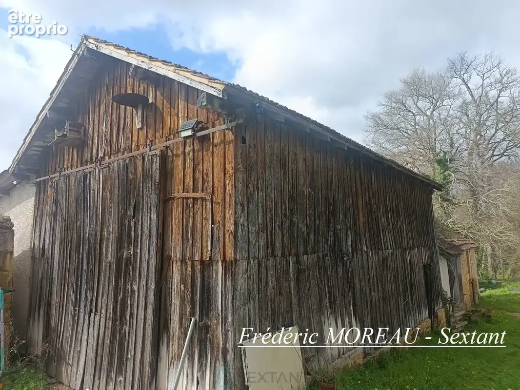 Ensemble immobilier à rénover intégralement au milieu de la nature. - photo 2