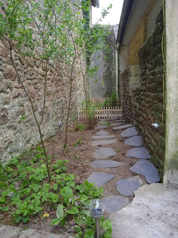 Cour - Maison à SAINT-CARADEC-TREGOMEL
